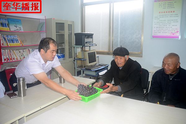  2014年10月1日，山东省茌平县信发街道高户村18名老年人收到节日红包。 
