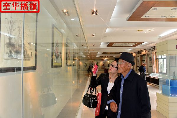 2014年9月29日，国庆节前夕，来自山东省茌平县的九旬老翁画家张宗源，在外甥女王英丽的陪同下，来到中国（高 ...