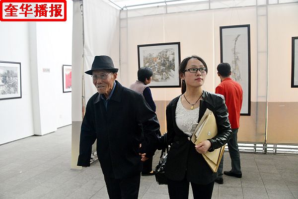 2014年9月29日，国庆节前夕，来自山东省茌平县的九旬老翁画家张宗源，在外甥女王英丽的陪同下，来到中国（高 ...