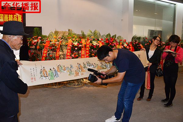 2014年9月29日，画家张宗源在中国（高唐）第九届书画博览会展厅现场接受媒体采访。