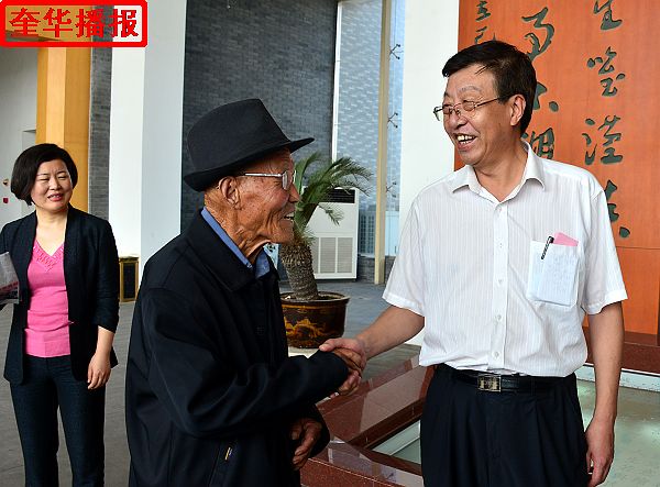 2014年9月29日，画家张宗源在艺术馆大厅与参加开幕式的聊城市委常委宣传部长赵庆忠亲切交谈。