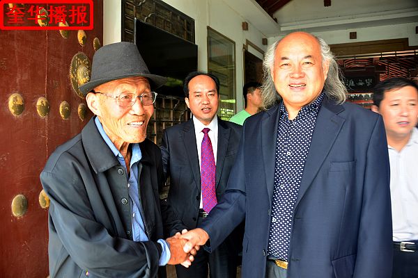 2014年9月29日，画家张宗源在中国（高唐）第九届书画博览会现场与国礼画家吴进良交谈。