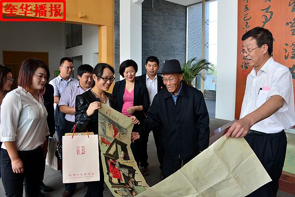 2014年9月29日，画家张宗源在艺术馆大厅与参加开幕式的聊城市委常委宣传部长赵庆忠亲切交谈。