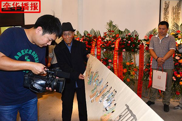 2014年9月29日，画家张宗源在中国（高唐）第九届书画博览会展厅现场接受媒体采访。
