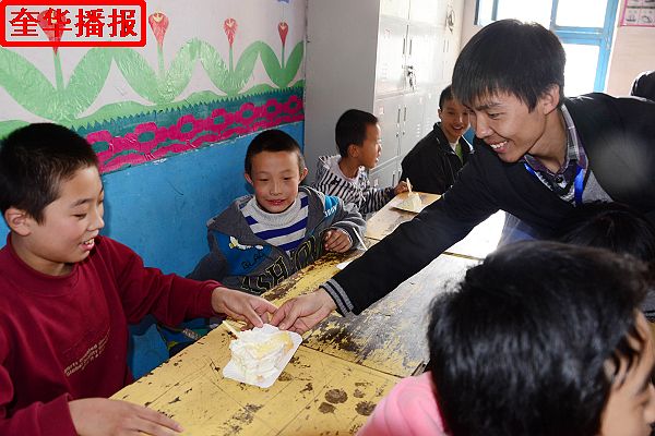 2014年10月25日，山东省茌平县志愿者爱心协会会员，在茌平特校为残障学童过集体生日现场。