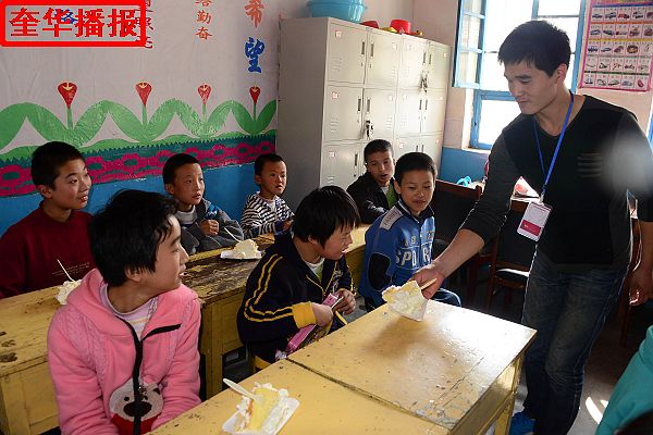 2014年10月25日，山东省茌平县志愿者爱心协会会员，在茌平特校为残障学童过集体生日现场。