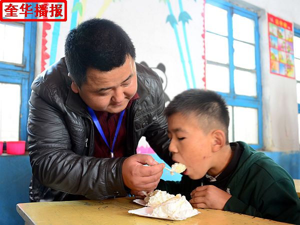 2014年10月25日，山东省茌平县志愿者爱心协会会员，在茌平特校为残障学童过集体生日现场。