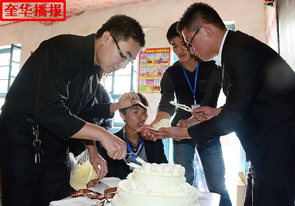 2014年10月25日，山东省茌平县志愿者爱心协会会员，在茌平特校为残障学童过集体生日现场。