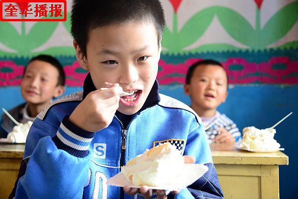 2014年10月25日，山东省茌平县志愿者爱心协会会员，在茌平特校为残障学童过集体生日现场。
