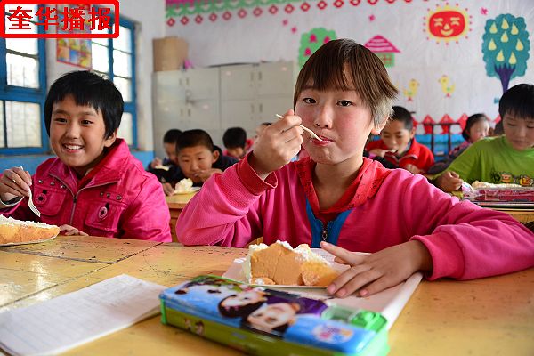 2014年10月25日，山东省茌平县志愿者爱心协会会员，在茌平特校为残障学童过集体生日现场。
