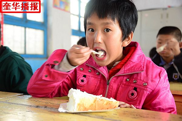2014年10月25日，山东省茌平县志愿者爱心协会会员，在茌平特校为残障学童过集体生日现场。