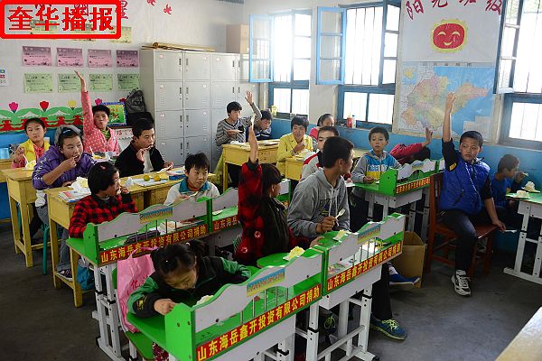 2014年10月25日，山东省茌平县志愿者爱心协会会员，在茌平特校为残障学童过集体生日现场。