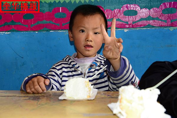 2014年10月25日，山东省茌平县志愿者爱心协会会员，在茌平特校为残障学童过集体生日现场。
