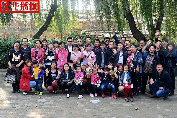 2014年10月25日，山东省茌平县志愿者爱心协会会员，在茌平特校为残障学童过集体生日现场。