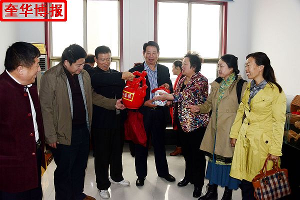 2014年11月1日，山东省聊城市政协副主席、市民建主委张广霞（右三）在会员企业调研。.jpg