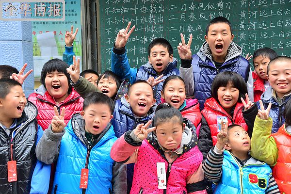 2014年11月15日，山东省茌平县志愿者爱心协会会员，在茌平县特殊教育学校向残障学童捐赠羽绒服等保暖物品现 ...