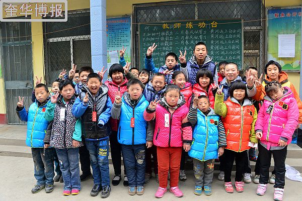 2014年11月15日，山东省茌平县志愿者爱心协会会员，在茌平县特殊教育学校向残障学童捐赠羽绒服等保暖物品现 ...