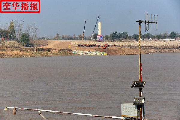 2014年11月20日，山东省齐河县济齐黄河大桥施工现场。