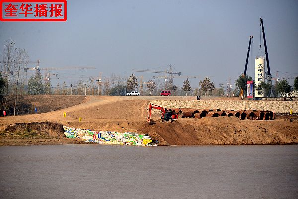 2014年11月20日，山东省齐河县济齐黄河大桥施工现场。