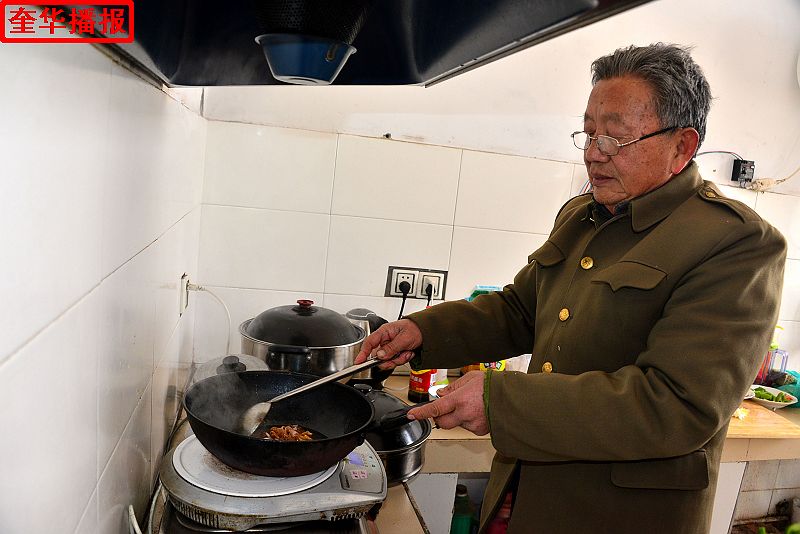 于向升夫妇相濡以沫40载 情义相伴写真爱