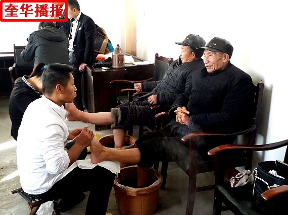 茌平珍珠泉足疗保健有限公司情系敬老院老人。