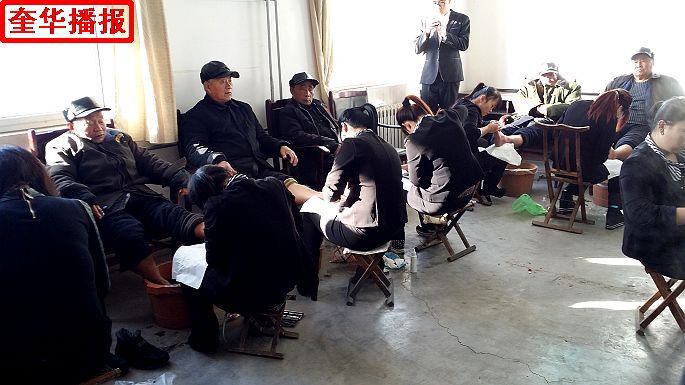 茌平珍珠泉足疗保健有限公司情系敬老院老人。