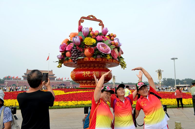 2017年9月25日，天安门广场“祝福祖国”巨型花篮布置完毕。