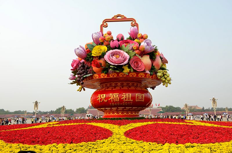 2017年9月25日，天安门广场“祝福祖国”巨型花篮布置完毕。