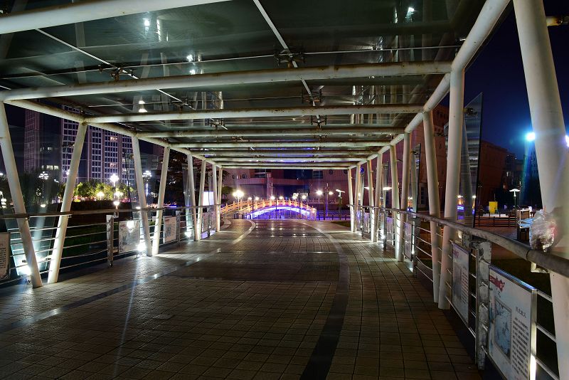 43005.4073175231_2017年9月26日，山东省聊城市东昌湖畔美丽的夜色 。 (7).JPG