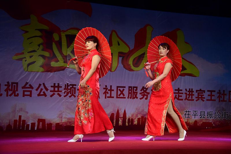 2017年9月30日晚，山东省茌平振兴街道宾王社区喜迎十九盛会文艺汇演现场。 (24).jpg