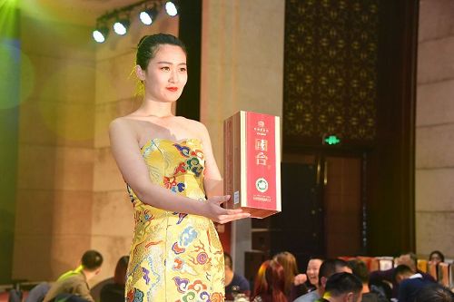 2017年12月2日，贵州国台酒聊城品鉴会，美女艳丽来助兴。 (9).jpg