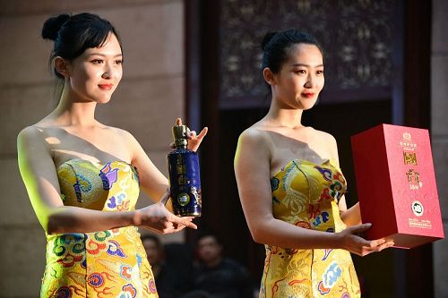 2017年12月2日，贵州国台酒聊城品鉴会，美女艳丽来助兴。 (19).jpg
