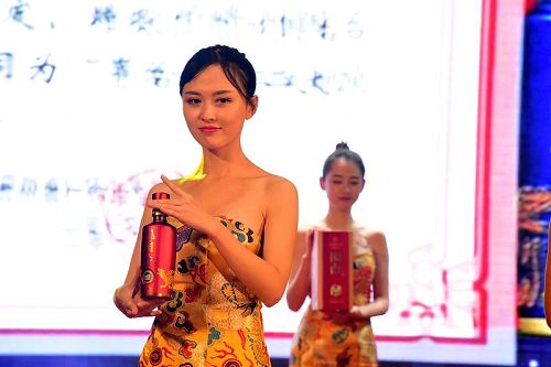 2017年12月2日，贵州国台酒聊城品鉴会，美女艳丽来助兴。 (10).jpg