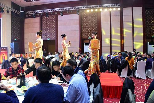 2017年12月2日，贵州国台酒聊城品鉴会，美女艳丽来助兴。 (23).jpg