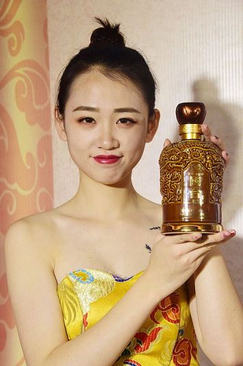 2017年12月2日，贵州国台酒聊城品鉴会，美女艳丽来助兴。 (59).jpg