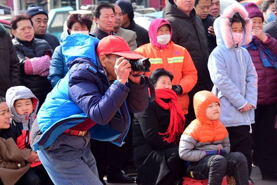 2018年3月2日，郝尚志老人在现场拍照 。