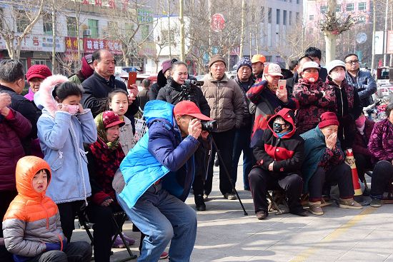 2018年3月2日，郝尚志老人在现场拍照 。