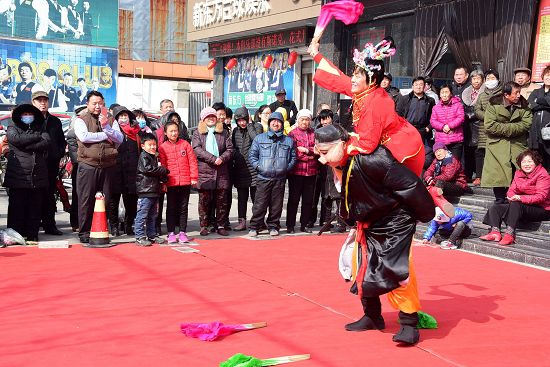 图为山东省茌平县振兴街道郝张村文艺演出队“盛世艺术团”演出现场。
