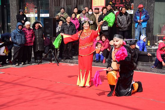 图为山东省茌平县振兴街道郝张村文艺演出队“盛世艺术团”演出现场。