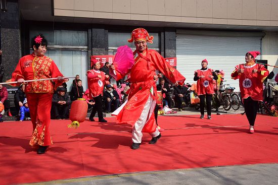 图为山东省茌平县振兴街道郝张村文艺演出队“盛世艺术团”演出现场。