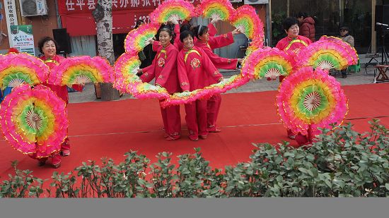 图为山东省茌平县振兴街道郝张村文艺演出队“盛世艺术团”演出现场。图为山东省茌平县振兴街道郝张村文艺演 ...