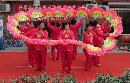 图为山东省茌平县振兴街道郝张村文艺演出队“盛世艺术团”演出现场。