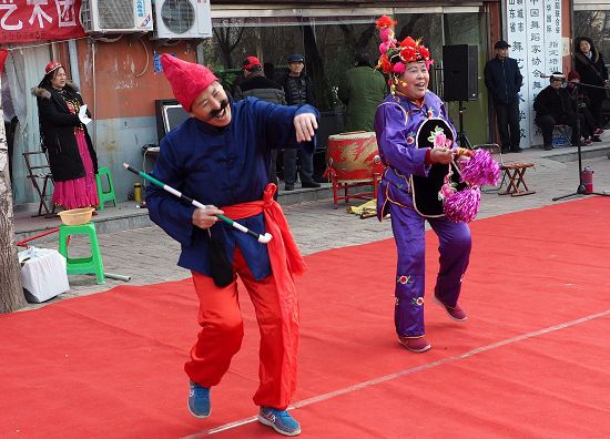 图为山东省茌平县振兴街道郝张村文艺演出队“盛世艺术团”演出现场。