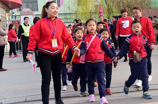 2018年3月23日，山东省茌平县翰林幼儿园小朋友毕业前“探班”民族小学活动现场。