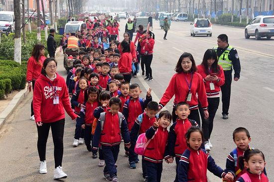 2018年3月23日，山东省茌平县翰林幼儿园小朋友毕业前“探班”民族小学活动现场。