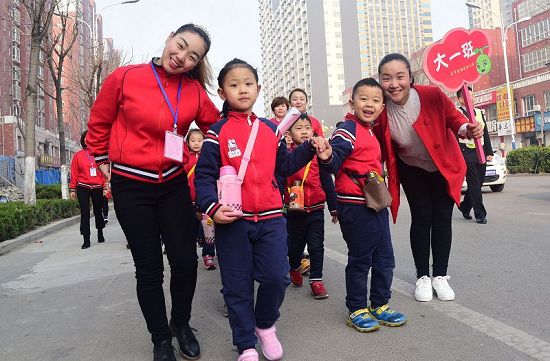 2018年3月23日，山东省茌平县翰林幼儿园小朋友毕业前“探班”民族小学活动现场。