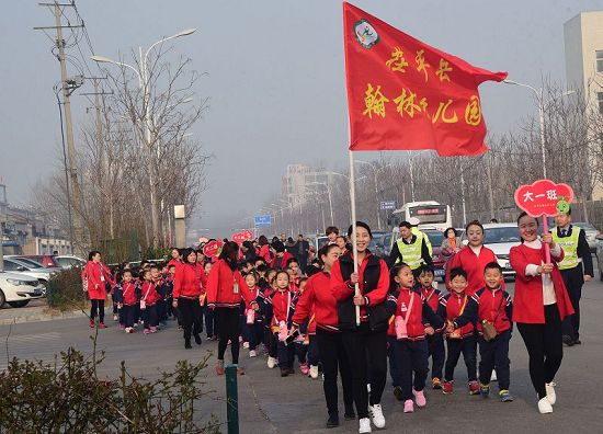 2018年3月23日，山东省茌平县翰林幼儿园小朋友毕业前“探班”民族小学活动现场。