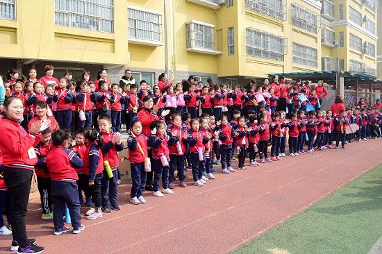 2018年3月23日，山东省茌平县翰林幼儿园小朋友毕业前“探班”民族小学活动现场。