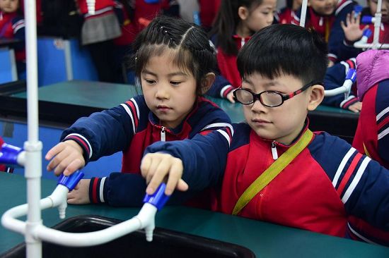 2018年3月23日，山东省茌平县翰林幼儿园小朋友毕业前“探班”民族小学活动现场。