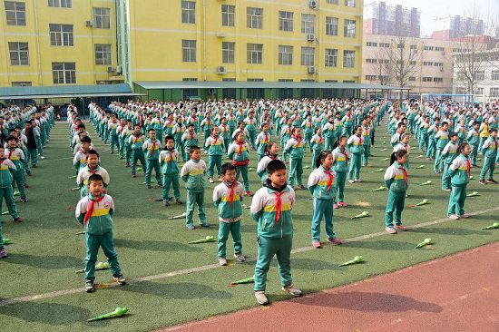 2018年3月23日，山东省茌平县翰林幼儿园小朋友毕业前“探班”民族小学活动现场。